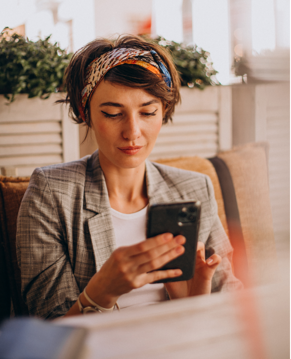 business-woman-sitting-in-cafe-looking-at-message-on-smart-phone